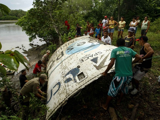 Pedaço de material que pode ser de fuselagem de foguete espacial foi encontrado em localidade do Pará (Foto: Tarso Sarraf/Estadão Conteúdo)