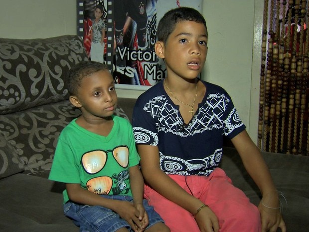Jucimar ao lado do amigo, Vitor Higino, de 7 anos: criança não deve passar de 1,10m de altura (Foto: Reprodução/TVCA) Jucimar ao lado do amigo, Vitor Higino, de 7 anos: criança não deve passar de 1,10m de altura (Foto: Reprodução/TVCA)