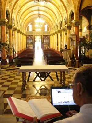 Padre Angelo Rossi usa Facebook para se aproximar de católicos na região de Campinas, SP (Foto: Fabio Rodrigues / G1 São Carlos)