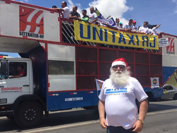 Taxista e sósia do Papai Noel, Edson Machado participa de protesto em Brasília pela aprovação de projeto de lei que proíbe Uber no Brasil (Foto: Alexandre Bastos/G1) Taxista e sósia do Papai Noel, Edson Machado participa de protesto em Brasília pela aprovação de projeto de lei que proíbe Uber no Brasil (Foto: Alexandre Bastos/G1)