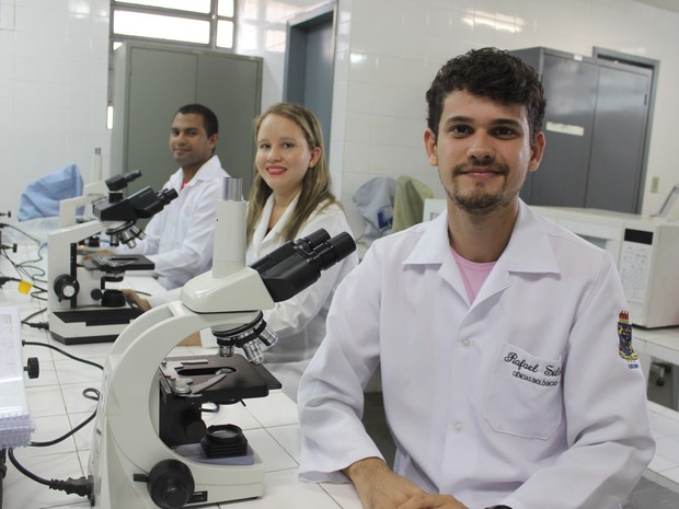 Participantes da pesquisa em laboratÃ³rio da Uespi (Foto: Catarina Costa/G1)