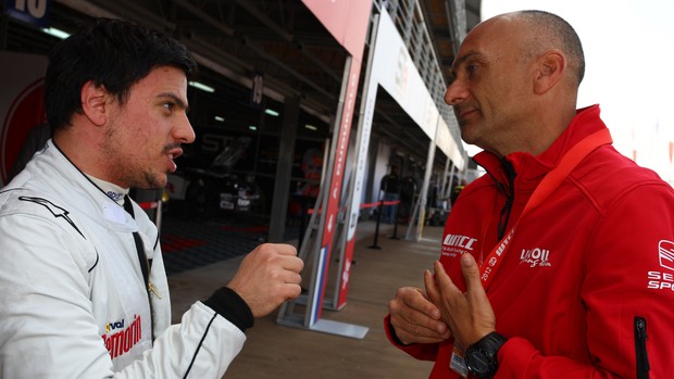 Brasileiro Victor Guerin conversa com seu orientador, o italiano Gabriele Tarquini, campeão do WTCC em 2009 (Foto: Divulgação AutoGP)