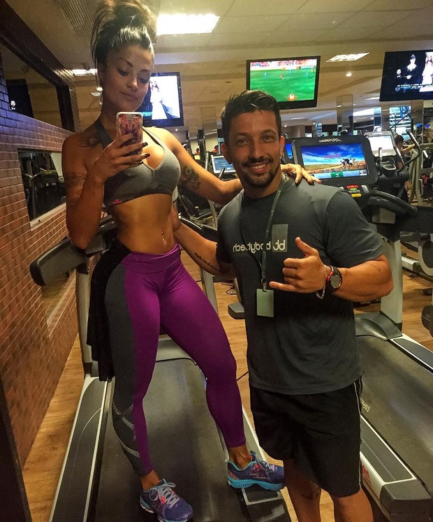Aline Riscado com personal trainer (Foto: Instagram / Reprodução)