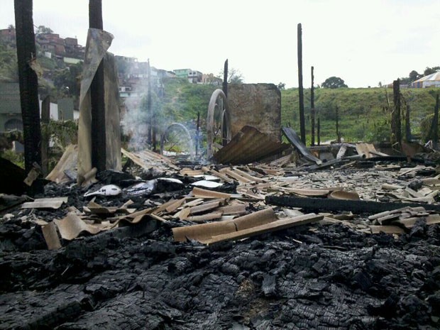 Incêndio atingiu quatro casas em Nova Descoberta (Foto: Kety Marinho/Globo Nordeste)