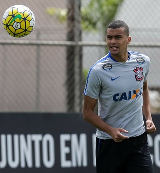 Titular contra o Figueirense, zagueiro do Timão tentou ser meia na base