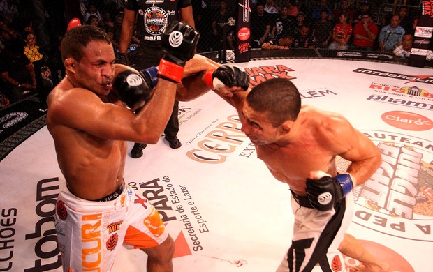 Rfael Gogó e o Fabiano Jacarezinho jungle fight 57 (Foto: Divulgação)