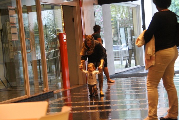 Bianca Castanho e família no shopping  (Foto: Daniel Delmiro/Ag. News)