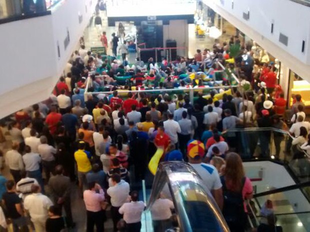 Torcedores lotam shopping de Brasília para assistir em telão à partida entre Alemanha e Portugal pela Copa do Mundo (Foto: Kleber Alexandre/G1)