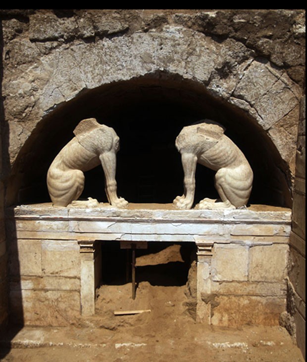 Arqueólogos estimam que a tumba tenha 3 metros de altura (Foto: AFP)