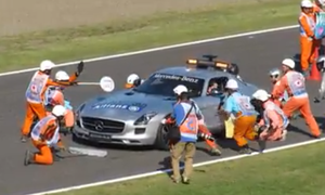 Fiscais do GP do Japão fazem 'pit stop' de Safety Car; público delira (Reprodução)
