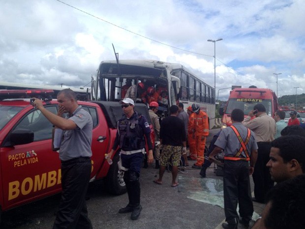 Três ônibus se chocam na PE-15 e deixa 6 feridos (Foto: Fernando Rêgo Barros/TV Globo)
