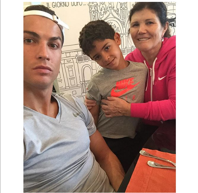 Cristiano Ronaldo mae e filho