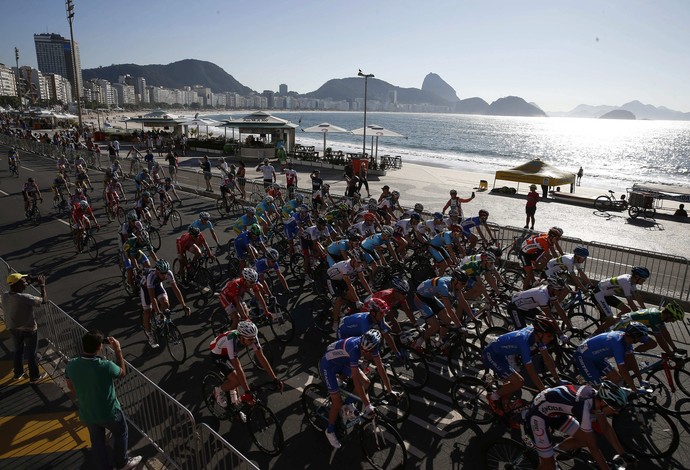 Competidores no evento-teste de ciclismo de estrada no Rio de Janeiro (Foto: Marcelo Sayão / EFE)