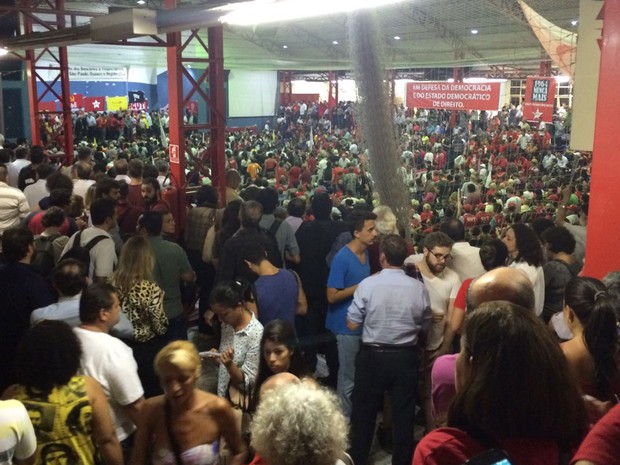 Manifestantes pró-Lula concentrados na entrada do Sindicato dos Bancários (Foto: Lívia Machado/G1)