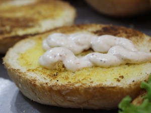 Molhos do sabor diferenciado ao hambrguer gourmetizado (Foto: Ellyo Teixieira/ G1)