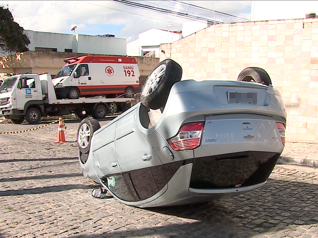 Colisão entre embulância do Samu e um carro (Foto: Reprodução/ TV Asa Branca) Colisão entre embulância do Samu e um carro (Foto: Reprodução/ TV Asa Branca)