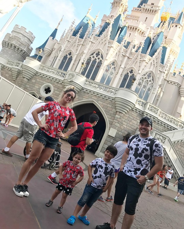 Wesley Safadão e Thyane Dantas mostram álbum de viagem à Disney (Foto: Reprodução / Instagram)