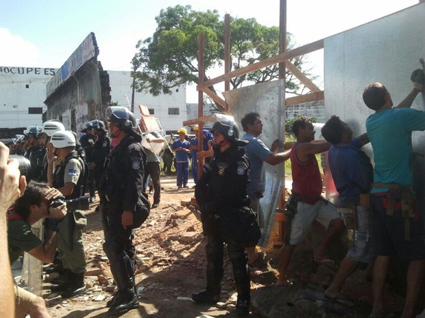Batalhão de Choque da Polícia Militar fica no Estelita para a instalação de tapumes na entrada do terreno (Foto: Katherine Coutinho/G1 PE)