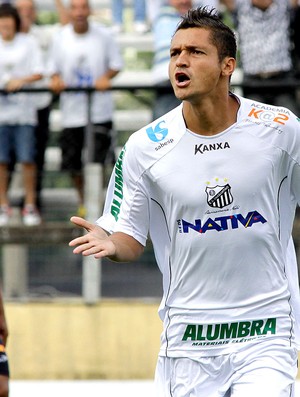 Diego Macedo comemora gol do Bragantino contra o Vitória (Foto: Luis Moura / Ag. Estado)