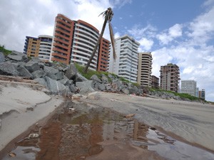 Praias de São Luís recebm esgotos diretamente (Foto: Biaman Prado/O Estado)
