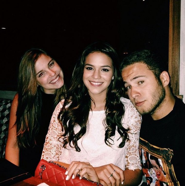 Alice Wegmann, Bruna Marquezine e Victor Oliveira (Foto: Reprodução / Instagram)