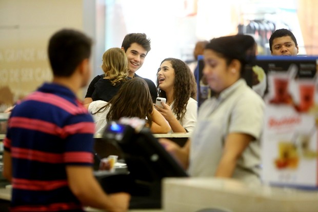 Lívian Aragão e o namorado em shopping no Rio (Foto: Marcelo Sá Barreto/Ag News)