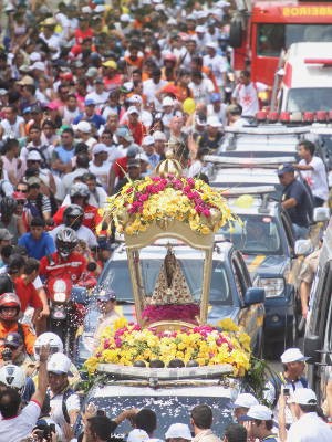 Traslado para Ananindeua é a mais longa procissão da festa. (Foto: Igor Mota/ Amazônia Jornal)