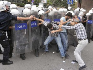  Polícia e manifestantes gregos entram em confronto em Atenas. O protesto de trabalhadores de estaleiros exigindo pagamento de salários atrasados foi realizado no Ministério da Defesa. (Foto: Reuters/Stringer)