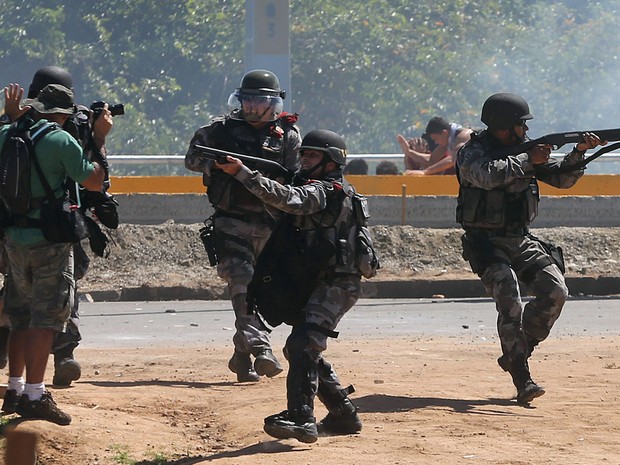 Policiais dispersam a multidão durante protesto em Fortaleza (Foto: Andre Penner/AP)