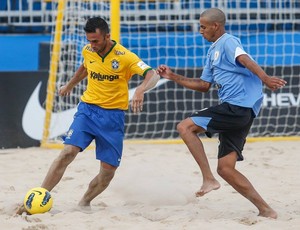Bruno Xavier se protege da marcação rival na Praia do Pina, em Recife (Foto: Marcello Zambrana/Beach Soccer Brasil)