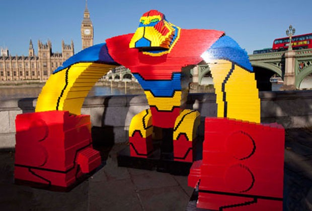 Fãs de Ben 10 criaram escultura com 250 mil peças de plásticos. (Foto: Reprodução/Guinness)