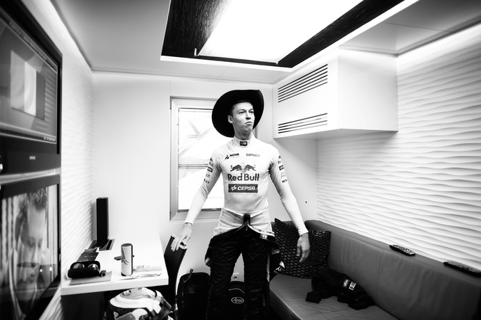 Daniil Kvyat posou com chapéu de caubói antes do GP da Itália. Mal sabia ele que na prova teria que domar um "touro brabo" (Foto: Getty Images)