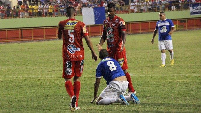Gilson, zagueiro do Rio Branco, fala com volante Ismael, do Atlético-AC, após camisa 8 se jogar na área do Estrelão (Foto: Duaine Rodrigues)