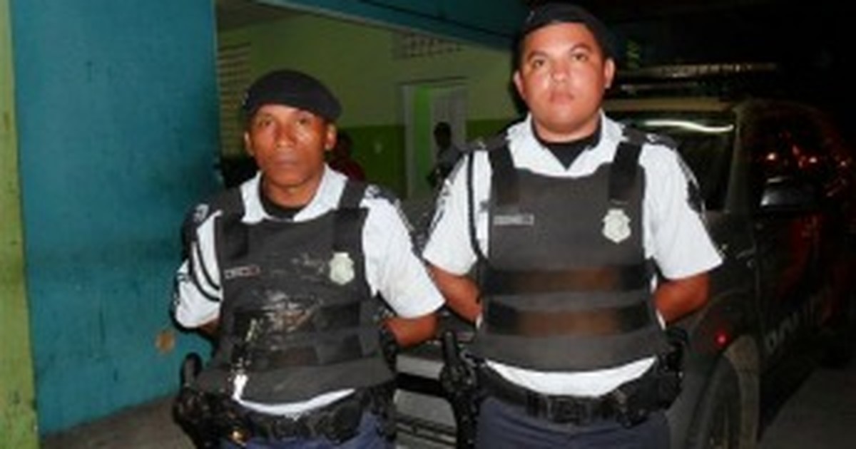 G1 Policiais Fazem Parto Dentro De Carro Da Pm Em Camocim No Ceará Notícias Em Ceará 6968