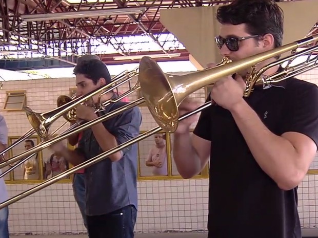 Professores e estudantes de música tocam trombones no transporte coletivo Goiânia Goiás (Foto: Reprodução/TV Anhanguera)