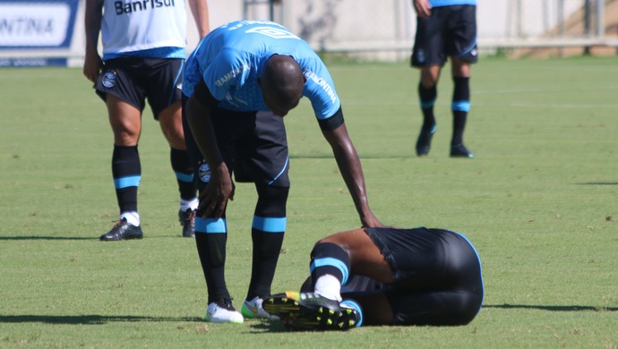 Fellipe Bastos sente o pé no treino do grêmio (Foto: Eduardo Deconto/GloboEsporte.com)