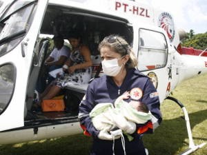 Bebê com má formação chegou à Belém de helicóptero acompanhado da mãe e de uma equipe médica.  (Foto: Fernando Araújo/O Liberal)