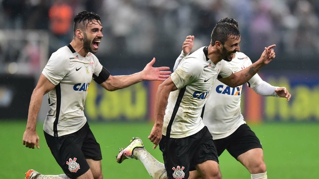 Corinthians reage, vence o Coritiba de virada e dorme líder do Brasileirão Rib_0273_DdZxvsP