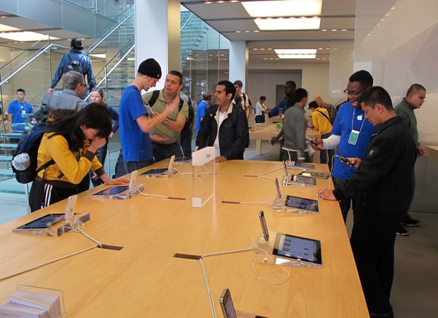 Movimento na loja da Apple em San Francisco era intenso na quarta-feira (12) à tarde (Foto: Laura Brentano/G1)