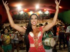Gracyanne Barbosa usa macaquinho decotado para cair no samba