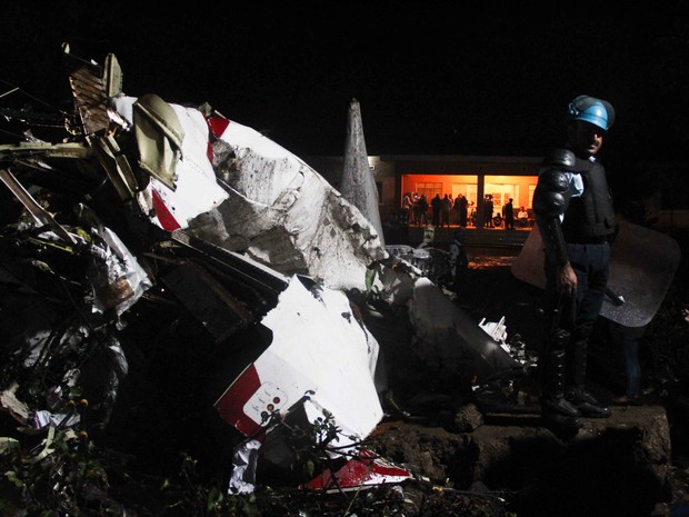 Força de paz das Nações Unidas está ao lado dos destroços de um avião que caiu em Goma, Congo (Foto: AP Photo / Melanie Gouby)