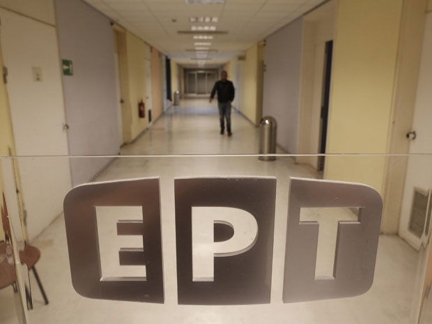 Empregado caminha em um corredor vazio dentro da TV pública grega ERT na quinta-feira (13) (Foto: John Kolesidis/Reuters)