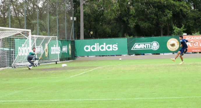 Valdivia perde disputa de pênaltis para Bruno em treino e paga aposta