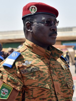 O tenente-coronel Isaac Zida, atual mandatário de Burkina Faso (Foto: AFP Photo/Issouf Sanogo) O tenente-coronel Isaac Zida, atual mandatário de Burkina Faso (Foto: AFP Photo/Issouf Sanogo)