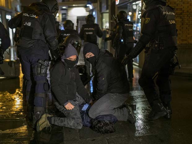 Policiais prendem manifestante neste após tumulto em Madri (Foto: AP Photo/Andres Kudacki)