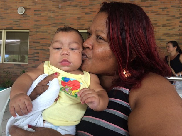 Valéria Gomes, responsável por João Lucas, de 7 meses, vivia expectaativa pelo resultado dos exames (Foto: Thays Estarque / G1)