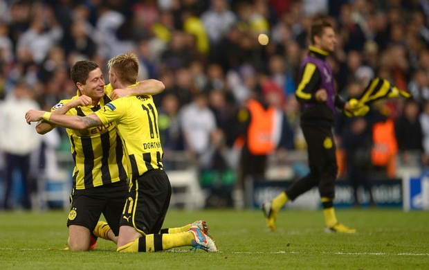  Marco Reus e Robert Lewandowski comemoram Borussia Dortmund classificado contra Real Madrid (Foto: AFP)