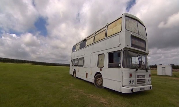 Um jovem casal britânico mudou-se para um ônibus de dois andares por não terem dinheiro para a casa própria  (Foto: BBC)