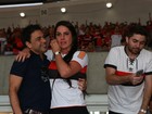 Graciele Lacerda, ao lado de Zezé Di Camargo, chora em jogo do Flamengo