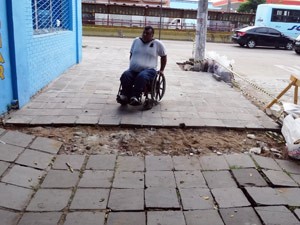 Em alguns pontos, Dilceu não consegue andar (Foto: Felipe Truda/G1)